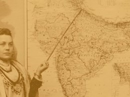 En kvinna håller en pekpinne riktad mot en karta över Indien