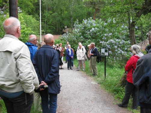 Från invigningen av skylten "Torpet Lugnet och fornlämningar i Judarskogen" 31 maj 2012.