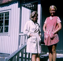 Barnens ö: Två tjejer framför ett hus