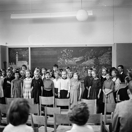 Småskoleklass som sjunger vid avslutningen inför jullovet vid Mariaskolan.