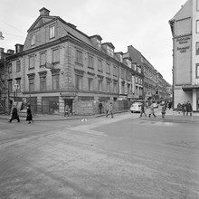Hörnet av Klarabergsgatan 48 och Drottninggatan 45 t.h. Kvarteret består idag av Åhléns varuhus