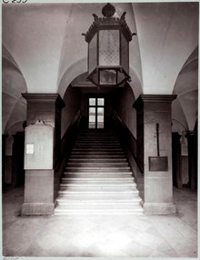 Bondeska palatset. Vestibulen med trappuppgång