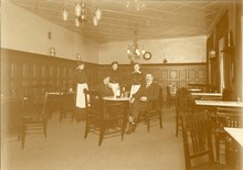 Tredjeklassmatsal i restaurang Pilen, med personal vid bord