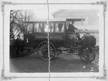 “Bullerbussen” kallades Sveriges första brännoljebuss. Den gick i trafik på Drottninggatan i Stockholm under några sommarveckor 1899.