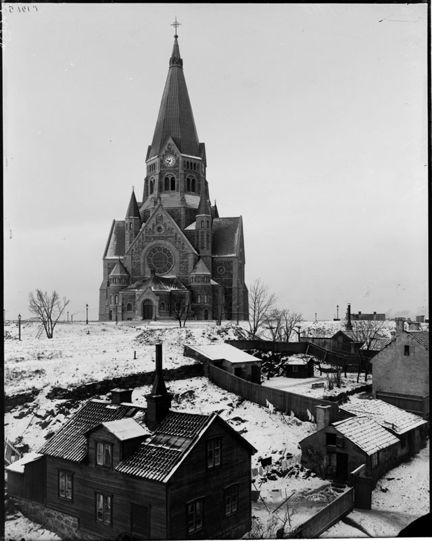 Skånegatan 112 från öster med Sofia kyrka i bakgrunden
