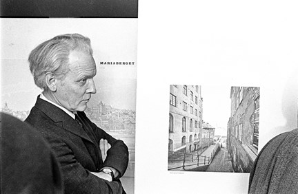 Per Anders Fogelström ser på utställningen Mariaberget på Stadsmuseet.