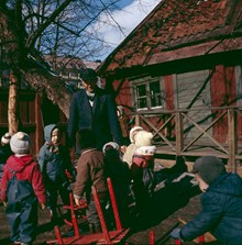Ingemar Gram med barn i parkleken vid Saltmätargatans förlängning i Observatorielunden