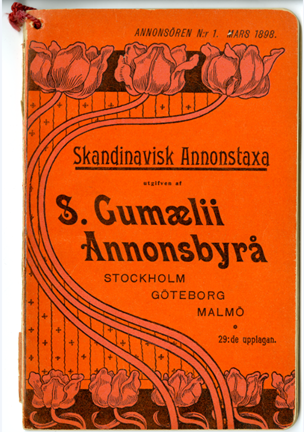 Svart text och illustrationer på orange bakgrund med information om skandinavisk annonstaxa från S. Gumaelius annonsbyrå.
