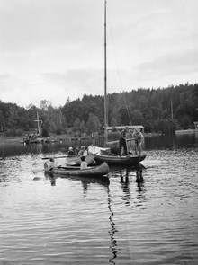 Barn i båtar ute på vattnet vid Södra Latins sommarhem vid Myttingeviken på Värmdö. 