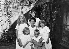 Grupporträtt av änkan Emilia Gustafsson med sina fem barn på gården till Stigbergsgatan 21.