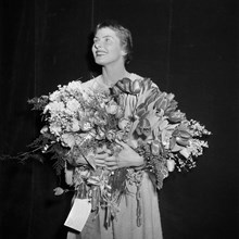 Gustav Adolfs Torg 2, Operan. Skådespelerskan Ingrid Bergman med famnen full av blommor vid premiären av maken Roberto Rossellinis uppsättning av "Jeanne d'Arc", år 1955