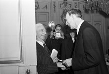 Södra Blasieholmshamnen 8, Grand Hotel. Prins Wilhelm, till höger, i samspråk med Bertrand Russell, Nobelpristagare i litteratur 1950. En fotograf står i bakgrunden