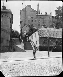 Jutas Backe nr 2-6 från Roslagstorg, nuvarande Birger Jarlsgatan. I bakgrunden syns Johannes kyrktorn. Kv. Såpsjudaren och Höjden