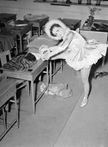 En ballerina i ett klassrum under gymnasistföreningen Genias vårfest