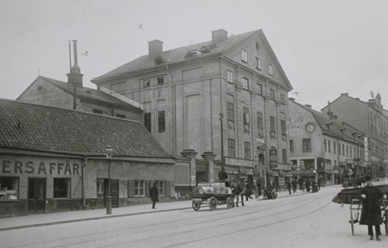 Kärror och folkliv längs Götgatan.
