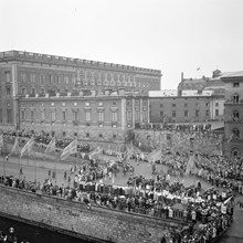 Från Riksbankens tak mot slottet. Gustav V:s 85-årsdag, 16 juni 1943