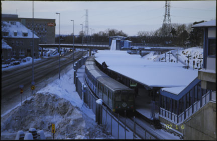 Ett tunnelbanetåg vid ett vitt och vintrigt Globens tunnelbanestation år 2002.
