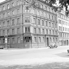 Hörnet Östermalmsgatan 56 t.v. och Sturegatan 50 och 48 t.h.