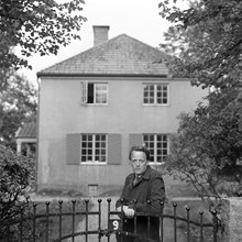 Äppelviken. Lars Ahlin, författare, framför sitt hem i Villa Vingarna.