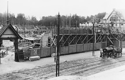 Stockholms Stadion under byggnad inför Olympiaden 1912. Vy från Sturevägen (nuv. Lidingövägen) med Tennispaviljongen i bakgrunden.