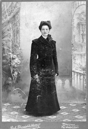 Porträtt av Emilia Sjögren. På baksidan av visitkortet står skrivet "Ett litet minne till Augusta av sjukhusungen. Emmy Sjögren 4 jan 1907".