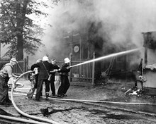 Släckning av branden på Lilla Hasselbacken på Djurgården den 28 juni 1960
