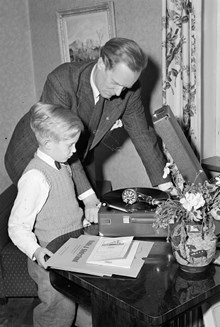 Axel Henricsson besöker nioåriga Olle Hardeby och överlämnar en resegrammofon i pris då han vunnit en barntävling. Tävlingen gick ut på att namnge en seriefigur, Olles bidrag var ""Vicke Varsam""