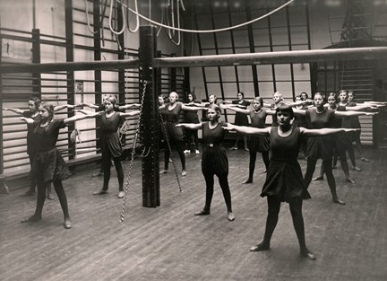 Svartvitt fotografi på gymnastiklektion på Kungsholmens elementarskola för flickor 