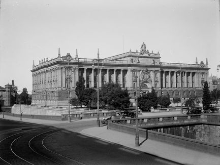 Riksdagshuset och Norrbro från Lejonbacken. I fonden syns gamla rannsakningshäktet, rivet 1930