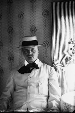 August Strindberg i Furusund, klädd i ljus sommarkostym och halmhatt.