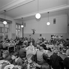 Skolbespisning i Hedvig Eleonora folkskola år 1955.