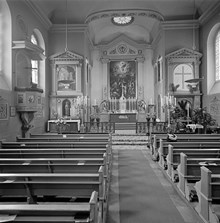 Katolska kyrkan. Kyrksalen med predikstol, altare och korskrank
