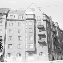 Hörnet Grevgatan 71  t.v. och Östermalmsgatan 94