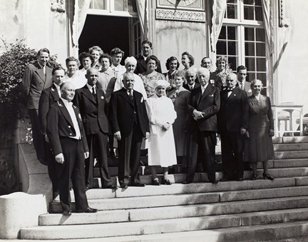 Prins Eugen med de anställda på Waldemarsudde i samband med sin 80-årsdag 1945.