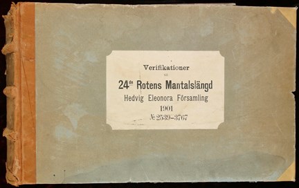 Framsida av bok, med en etikett där det står "Verifikationer. 24de rotens mantalslängd. Hedvig Eleonora församling 1901