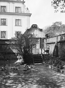 Kungstensgatan 11, nuvarande 41, lusthus vid planket mot  Saltmätargatan. Lusthuset flyttades 1928 till Skansen