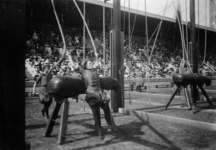 Olympiska spelen i Stockholm 1912. Svenska kvinnliga gymnaster utövar redskapsgymnastik.