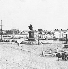 Vy mot Blasieholmen från Skeppsbron. I mitten på bilden Gustav III:s staty