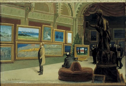 Interiör av en konstsalong med flera igenkännliga tavlor från 1890-talet. En man betraktar samlingen, flera män i lokalen. 