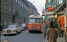 Busslinje 33 på Drottninggatan strax söder om Klarabergsgatan.