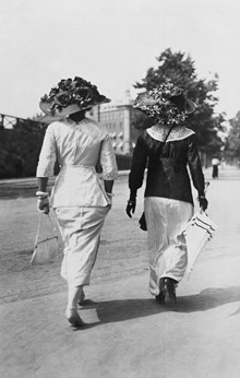 Olympiska spelen i Stockholm 1912. Två kvinnliga åskådare på väg till de Olympiska spelen.