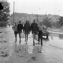 Djurgårdsvägen mot Strandvägen 49-57. Tyska ungdomar på besök i Stockholm vandrar i regnet