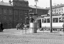 Polis dirigerar trafiken på Gustaf Adolfs torg 1946