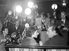 Södra Blasieholmshamnen 8, Grand Hotel. Pressmottagning med Ingrid Bergman med make Roberto Rossellini