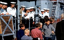 Stadsgården, ryska sjömän tittar på grabbar med autografblock på kajen