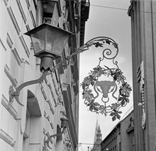 Malmskillnadsgatan 35. Restaurang Oxen-Hungarias skylt