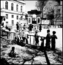 Skolbarn leker på Mosebacke Torg