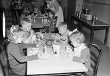 Tomteboda skola. Barnen i förskolan äter och dricker. Tomteboda, som låg i Solna vid Stockholm, var en internatskola för blinda och gravt synskadade barn. Den dåtida benämningen var "blindinstitut".