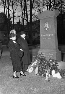 Adolf Fredriks kyrkogård. Avtäckning av minnessten och en hyllningsceremoni för konstnären Elias Martin. På bilden ättlingarna Sigrid och Gösta Ekmarck