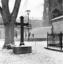 Johannes kyrkogård med parti av kyrkan i bakgrunden. Vinter